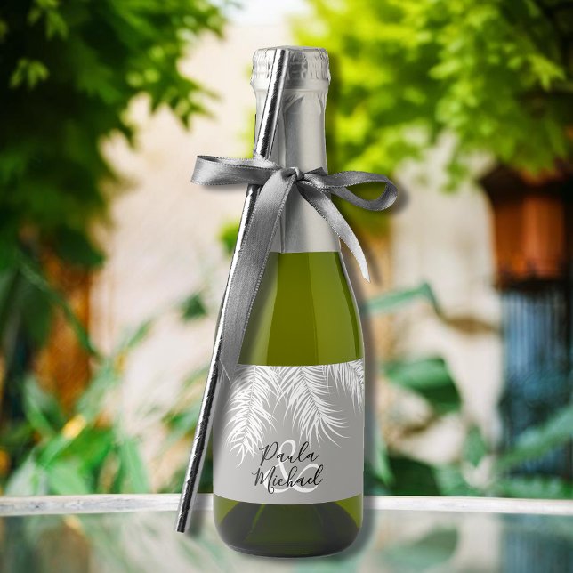 Étiquettes Pour Bouteilles De Vin Mousseux Fronds palmiers sur Mini argenté (White palm tree fronds on silver gray mini sparkling wine labels personalized for your wedding)