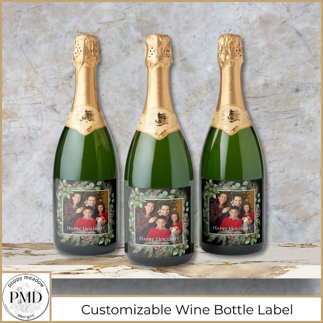 Étiquettes Pour Bouteilles De Vin Mousseux Happy Holidays Photo Wreath Greenery  (Happy Holidays Photo Wreath Greenery Botanical Sparkling Wine Bottle Label with Name, Year, Photo.)