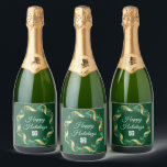 Étiquettes Pour Bouteilles De Vin Mousseux Logo d'entreprise personnalisé Green Christmas Wre<br><div class="desc">Ce magnifique étiquette de bouteille de champagne de Noël est fait sur mesure avec votre logo d'entreprise dans une couronne de fruits à baies vitrées festives avec l'enveloppe de la guirlande d'or sur un arrière - plan vert. Étiquettes de vacances contemporains pour votre client ou employé d'entreprise présente.</div>