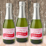 Étiquettes Pour Bouteilles De Vin Mousseux Lucky In Love Vibrant Rose & Rouge Bachelorette<br><div class="desc">Passez le mousseux et trinquez pour aimer nos étiquettes de champagne de la soirée "Lucky in Love" ! Dotés de la reine des coeurs captivante et d'une femme dessinée à la main, ces étiquettes arborent gracieusement une coupe de champagne, ce qui en fait l'incarnation de l'élégance et de l'excitation dans...</div>