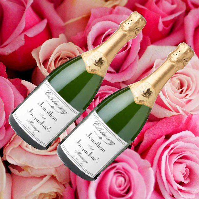 Étiquettes Pour Bouteilles De Vin Mousseux Mariage Élégant Noms Personnalisés Script classiqu (A must have for the perfect wedding - sparkling wine labels with elegant bride and groom names.)