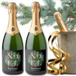 Étiquettes Pour Bouteilles De Vin Mousseux NOEL Green Berries Holiday<br><div class="desc">Le mot NOEL parmi les feuilles d'hiver et les baies est présenté sur ces étiquettes de bouteille de vin mousseux de Noël,  ainsi que votre personnalisation en lettrage chic. CORRESPONDRE des articles dans notre magasin.</div>