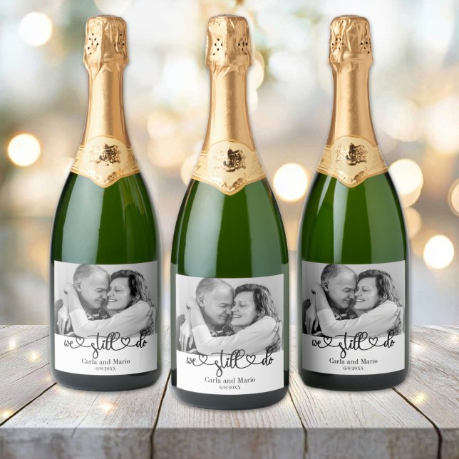 Étiquettes Pour Bouteilles De Vin Mousseux Noir & Blanc Nous Faisons Toujours Vow Renouvellem (Black and White We Still Do Anniversary/Vow Renewal Sparkling Wine and Champagne Bottle Labels)