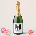 Étiquettes Pour Bouteilles De Vin Mousseux Nom du monogramme de la femme d'honneur<br><div class="desc">La typographie moderne minimaliste monogramme design qui peut être modifié pour personnaliser. Parfait pour remercier votre bonne d'honneur pour toute l'aide et le soutien qu'elle a apportés pour rendre votre mariage extraordinaire.</div>