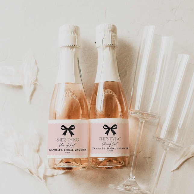 Étiquettes Pour Bouteilles De Vin Mousseux Pink She's Tying the Knot (Pink She's Tying the Knot Bridal shower mini champagne label)