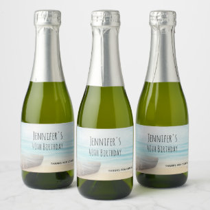 Étiquettes Pour Bouteilles De Vin Mousseux Plage côtière avec un bateau de pêche Anniversaire