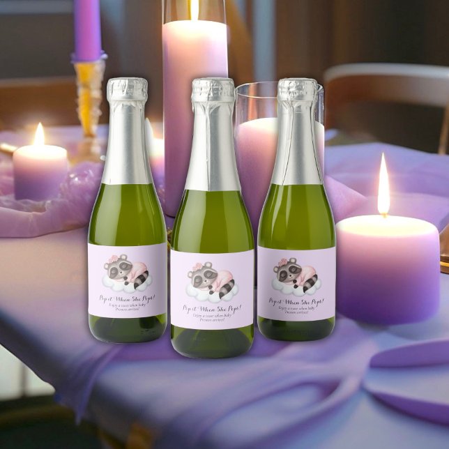 Étiquettes Pour Bouteilles De Vin Mousseux Raccoon Baby shower Pop It When She Pops (Raccoon Girl Baby Shower Pop It When She Pops Sparkling Wine Label)