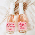 Étiquettes Pour Bouteilles De Vin Mousseux Rose embrasser la demoiselle d'honneur adieu Champ<br><div class="desc">Ajoutez une touche de charme à votre événement avec l'étiquette de vin mousseux Champagne personnalisée rose "Kiss the Miss Goodbye" pour enterrement de vie de jeune fille ! Parfaite comme cadeau pour une fête d'enterrement de vie de jeune fille ou comme faveur pour une baby shower, cette étiquette est un...</div>