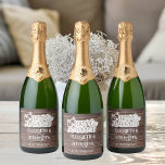 Étiquettes Pour Bouteilles De Vin Mousseux Rustic Wood vient de se marier Mariage de typograp<br><div class="desc">Laisser griller votre toast avec notre Mariage de Typographie Blanche Sparkling Bois Rustique ! 🍾 ✨ Le design est composé d'un arrière - plan rustique en bois foncé, orné d'un logo blanc "Just Married", de coeurs et d'anneaux mariages. Personnalisez-le avec les noms du nouveau couple et la date mariage en...</div>