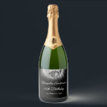 Étiquettes Pour Bouteilles De Vin Mousseux Silver 60th Birthday Party 70's Disco Ball<br><div class="desc">Augmentez votre 60e anniversaire avec notre Étiquette à vin Disco Ball Sparkling de 60e anniversaire d'argent 70's, conçu pour ajouter une touche de sophistication et de style rétro à votre panier jalon. Dans une teinte d'argent chatoyante, ce étiquette de vin respire l'élégance et la nostalgie. Le graphique de la boule...</div>