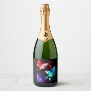Étiquettes Pour Bouteilles De Vin Mousseux Trois papillons brillants sur l'arrière - plan de