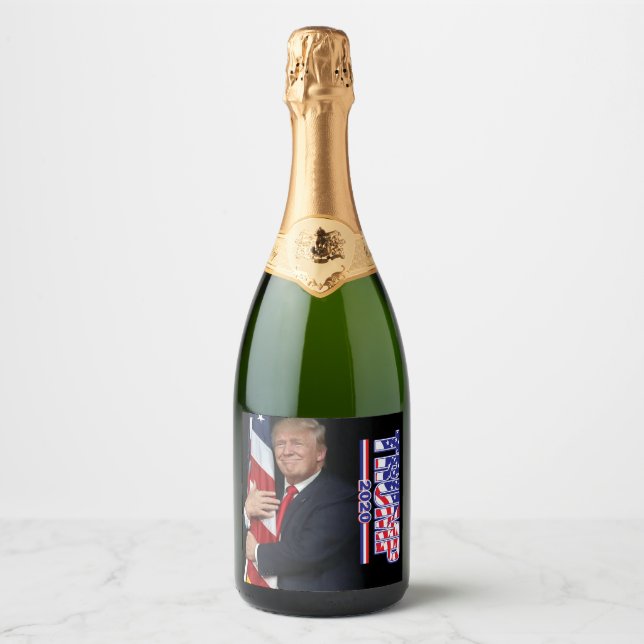 Étiquettes Pour Bouteilles De Vin Mousseux Trump face au drapeau américain (Devant)