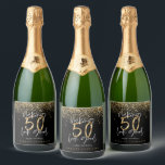 Étiquettes Pour Bouteilles De Vin Mousseux Typographie moderne or parties scintillant chic 50<br><div class="desc">Célébrez votre 50e anniversaire avec style avec cet effet de parties scintillant noir,  blanc et or qui fait 50 look bon vin,  bière et eau étiquettes de fête. Un design moderne avec texte de script et graphismes en gras. Modifiez la couleur pour la customiser. Partie d'une collection.</div>