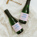 Étiquettes Pour Bouteilles De Vin Mousseux Week-end d'enterrement de vie de jeune fille au Ch<br><div class="desc">La collection de demoiselles d'honneur "Going to the Chapel" allie charme ludique et style de mariée classique. Avec un fond rose doux associé à une typographie bleue audacieuse, cette suite capture l'excitation d'une future mariée descendant l'allée. Des illustrations de nœuds délicats et un mélange de polices sérif élégantes et de...</div>