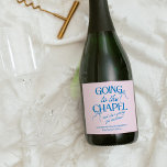 Étiquettes Pour Bouteilles De Vin Mousseux Week-end d'enterrement de vie de jeune fille au Ch<br><div class="desc">La collection de demoiselles d'honneur "Going to the Chapel" allie charme ludique et style de mariage classique. Avec un fond rose doux associé à une typographie bleue audacieuse, cette suite capture l'excitation d'une future mariée descendant l'allée. Des illustrations délicates de nœuds et un mélange de polices élégantes serif et de...</div>