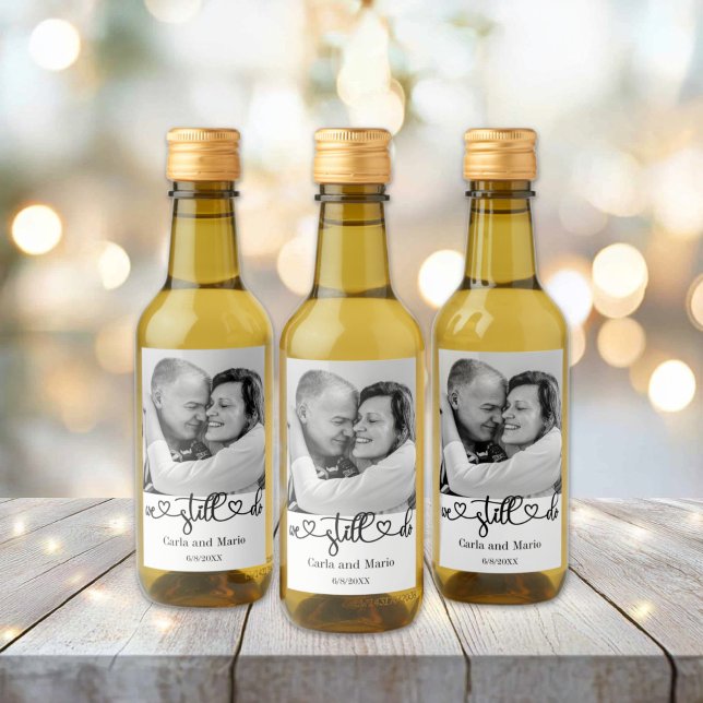 Étiquettes Pour Bouteilles De Vin Noir & Blanc Nous Faisons Toujours Vow Renouvellem (Black and White We Still Do Anniversary/Vow Renewal Mini Wine Bottle Labels)