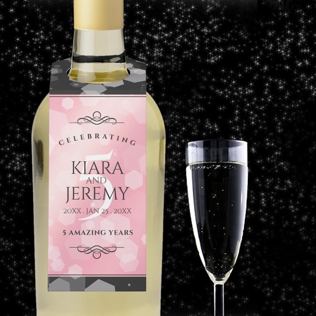 Étiquettes Pour Bouteilles Élégant 5ème anniversaire Mariage de quartz Rose (5th rose quartz wedding anniversary bottle hanger with champagne flute on a starry night sky.)