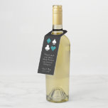 Étiquettes Pour Bouteilles Tag de bouteille de bienvenue Mariage de Parties s<br><div class="desc">Accueillez vos invités mariages avec une bouteille de champagne, de vin, de bière ou d'eau pétillante et ce message personnalisé les remercie d'avoir fait le voyage pour célébrer votre jour de mariage. Parfait pour les sacs de bienvenue, les chambres d'hôtel et même les faveurs, ce tag propose des costumes blancs...</div>