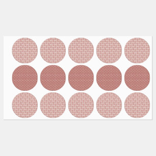 Étiquettes Tissus rouges et roses posés sur un tapis à motif