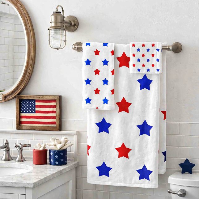 Étoiles rouges et bleues patriotiques sur fond bla (A towel set with red and blue stars on a white background.)