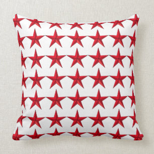 Étoiles rouges patriotiques sur le coussin blanc