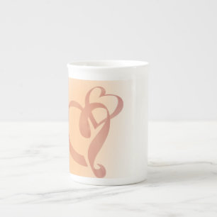 Étreindre des tasses de porcelaine tendre de
