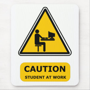 Étudiant au tapis de souris de travail
