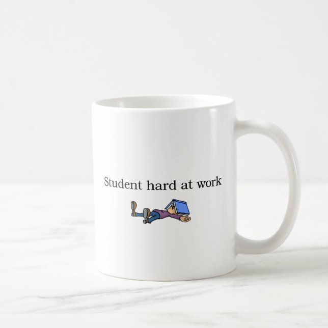 Étudiant dur à la tasse de travail (Droite)