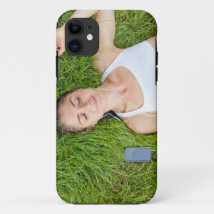 Etui iPhone Case-Mate La femme détend avec la musique dans l'herbe molle