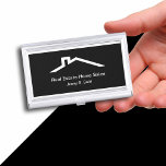 Étui Pour Cartes De Visite Détenteur de carte de visite immobilier<br><div class="desc">Porte-carte de visite immobilier avec modèle design simple en noir et blanc qui comprend un symbole de toit maison et l'espace pour personnaliser avec votre entreprise, nom, ou professionnel dans ce design élégant. Faites une excellente première impression et vous permet de transporter et de protéger vos cartes de visite dans...</div>