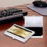 Étui Pour Cartes De Visite Détenteurs de cartes d'affaires de beauté classiqu<br><div class="desc">Coque de carte de visite de beauté brillant pour femmes avec emblème de nom monogramme couleur or avec espace monogramme vous pouvez faire votre propre en ajoutant votre nom, nom de société ou initiales. Conçu pour n'importe quel consultant en beauté, coiffeur ou maquilleur et présente vos cartes de visite à...</div>