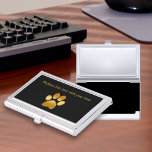 Étui Pour Cartes De Visite Étui de carte de visite classique pour animaux de<br><div class="desc">Tapis Classy les coque carte de visite avec cool à la recherche de symbole de patte chien doré, texte que vous pouvez personnaliser et faire votre propre, et couleur arrière - plan que vous pouvez changer si vous voulez. Conçu comme un porte-carte de visite pour un gardien d'animaux, un service...</div>