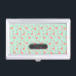 Étui Pour Cartes De Visite Le motif rose et vert | de Flamant rose ajoutent<br><div class="desc">C'est un dessin d'un oiseau de flamant qui a été transformé en motif. L'arrière - plan est une jolie couleur en bon état.  Il y a un cadre dans la conception où vous pouvez faire imprimer votre nom.</div>