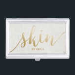 Étui Pour Cartes De Visite Manuscrit élégant d'or d'Esthetician de spa de<br><div class="desc">Porte-cartes de carte de visite élégant de manuscrit d'or d'Esthetician de spa de salon de soins de la peau.</div>