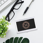 Étui Pour Cartes De Visite Médaille d'or Rose Black & Faux Monogramme initial<br><div class="desc">Stockez vos cartes de visite dans ce coque monogramme chic ! Design propose un motif médaillon d'or rose sur un arrière - plan noir riche avec votre monogramme initial unique au centre. REMARQUE : L'or rose est un effet imprimé qui utilise des variations de couleur pour imiter le papier doré...</div>