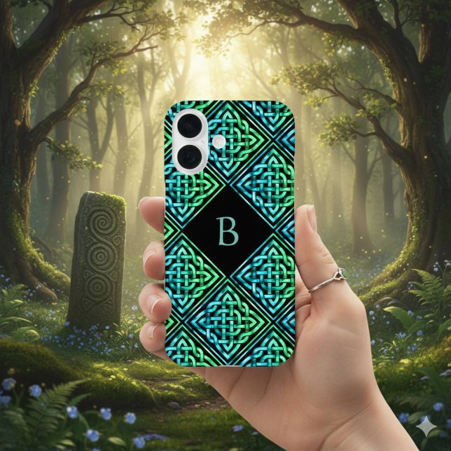Étui pour iPhone 16 à nœud celtique en vert sarcel (Mystical Celtic design meets modern tech. Your initial, your style. )