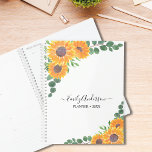 Eucalyptus de tournesol personnalisé<br><div class="desc">Ce joli Planner est décoré de tournesols aquarelle et de feuilles d'eucalyptus verts sur un arrière - plan blanc. Vous pouvez le personnaliser en ajoutant votre nom et en changeant l'année. Aquarelle originale © Michele Davies.</div>