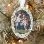 Eucalyptus et Golden Pine Photo de vacances simple<br><div class="desc">Ce magnifique ornement de Noël présente votre photo dans un cadre doré entouré de branches de pin peintes à la main et de feuilles d'eucalyptus dans les tons vert sauge et or. Il y a une bannière à travers le bas avec de l'espace pour un ou des nom(s) et l'année....</div>