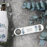 Eucalyptus Green Wedenery Party Personnalisé<br><div class="desc">Clé de bar personnalisée pour vous permettre de customiser avec le nom de n'importe qui dans votre mariage. Vous pouvez également ajouter les noms de la mariée et du marié ainsi que la date du mariage. Ce design délicat a un flot d'eucalyptus feuilles sur un lave aquarelle avec aquarelle verte...</div>