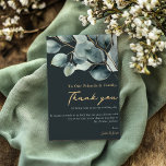 Eucalyptus joli Mariage Table carte de remerciemen<br><div class="desc">Express votre gratitude dans le style avec ce carte de remerciements mariage raffiné avec un superbe design de feuillage d'eucalyptus. Les mots "Merci" sont magnifiquement écrits dans un luxueux or, écrit à la main, se détachant contre l'arrière - plan vert foncé. Sous l'élégant script, un message de remerciement personnel est...</div>