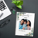 Eucalyptus vert photo de famille 2023<br><div class="desc">Personnalisez et ajoutez votre propre photo de famille. Décoré d'eucalyptus et de feuillage faux or. Arrière - plan blanc élégant. Ajoutez votre nom de famille et votre année.</div>
