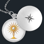 Eucharistie en collier de Monstrance<br><div class="desc">Les caractéristiques de conception ce "à trois dimensions" de regard une image du sacrement béni/d'eucharistie sainte dans un or ont coloré le monstrance. Sentez-vous libre pour changer la couleur d'arrière - plan par l'intermédiaire des outils extraordinaires de la personnalisation de Zazzle.</div>