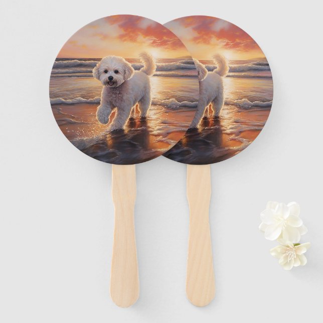 Éventail Bichon Frise Sandy Paws sur la plage au coucher du (Devant et derrière)
