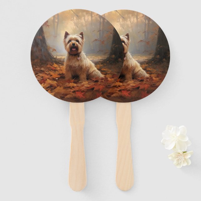 Éventail Biewer Terrier dans les feuilles d'automne qui tom (Devant et derrière)