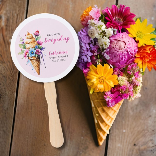 Éventail Elle a été ramassée Fête de mariage avec glace (Flat lay she’s been scooped up ice cream themed blush pink girly pretty pink bridal shower fan)