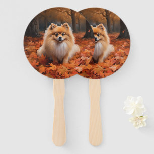 Éventail Poméranie dans les feuilles d'automne qui tombent