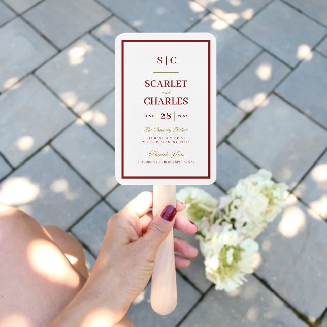 Éventail Programme de cérémonie de mariage à monogramme Or  (Burgundy and gold monogram program fan keeps guests cool while adding elegant ceremony style.)