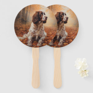 Éventail Springer Spaniel dans les feuilles d'automne qui t