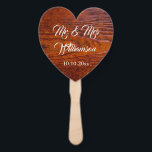 Éventail Vintage Rustic Woodgrain Mariage photo M. & Mme<br><div class="desc">Ce ventilateur événementiel en forme de coeur a une photo d'antique grain vintage de bois. Monogramme avec le nom et la date du mariage des couples mariages ou autre message texte. Parfait pour les mariages rustiques,  douches et autres événements extérieurs.</div>