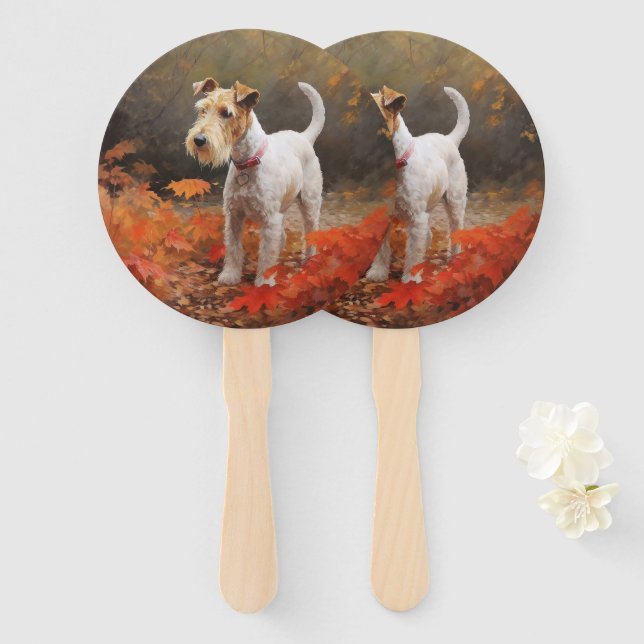 Éventail Wirefox Terrier dans les feuilles d'automne chute  (Devant et derrière)